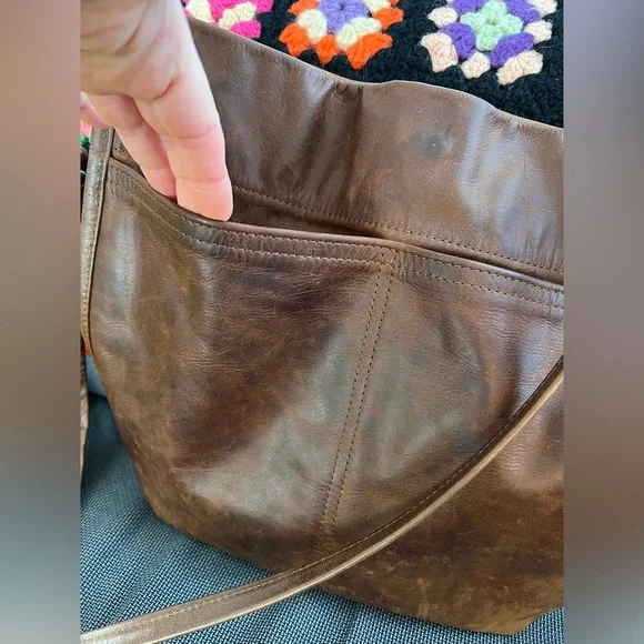Rough & Tumble Camden Crossbody—rustic pecan - Picture 4 of 10
